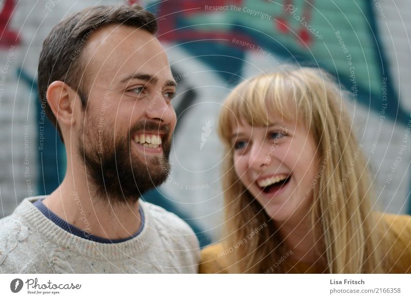 lachen - verliebt - young love Junge Frau Jugendliche Junger Mann Paar Partner Erwachsene Leben Gesicht Mund Zähne 18-30 Jahre brünett blond langhaarig Bart