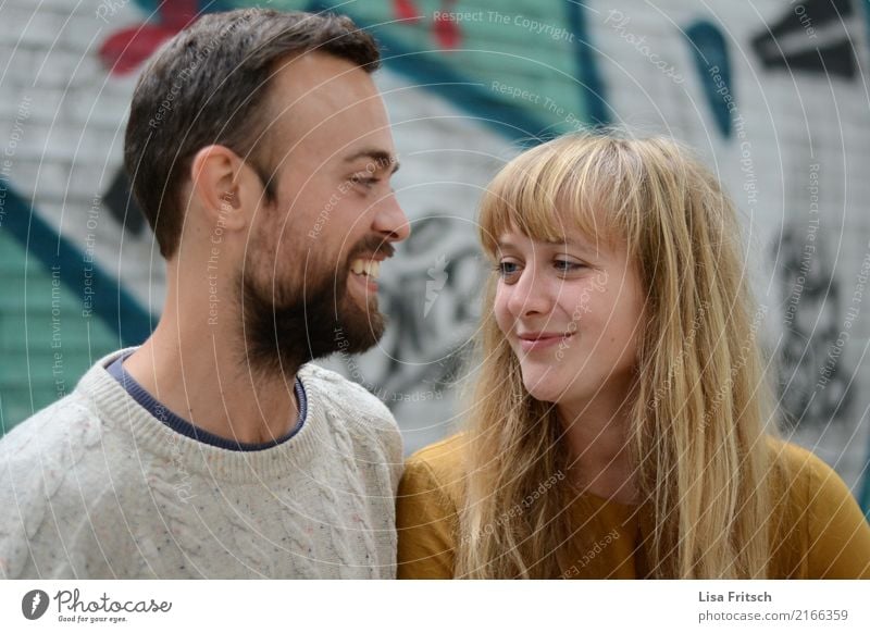 verguckt Paar Partner Erwachsene 18-30 Jahre Jugendliche berühren genießen Lächeln Liebe leuchten ästhetisch Gesundheit nah schön Gefühle Freude Zufriedenheit