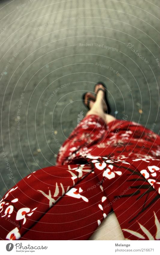 china girl Mensch feminin Erwachsene Fuß 1 Kleid Flipflops liegen grau rot Bodenbelag Asiate Erholung Frau Farbfoto Außenaufnahme Textfreiraum links