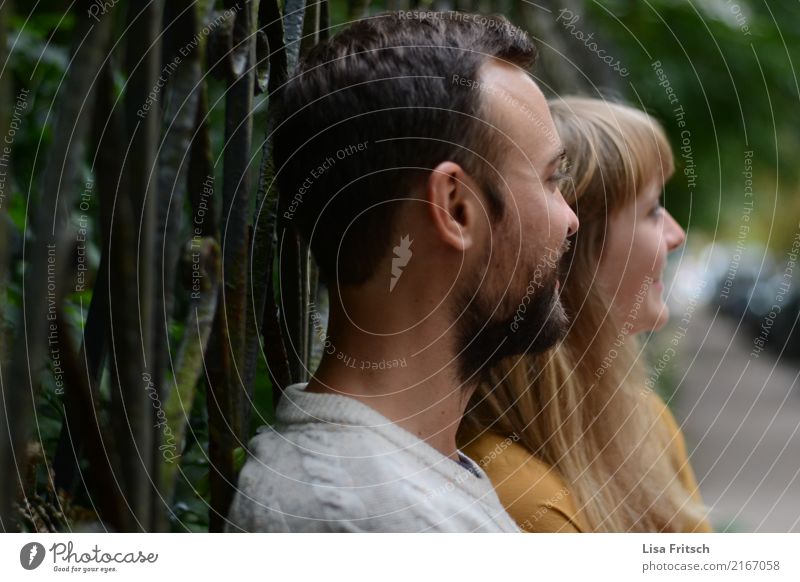junge Menschen, wegsehen Freundschaft Paar Partner 18-30 Jahre Jugendliche Erwachsene Zaun brünett Bart beobachten sprechen Lächeln Ferien & Urlaub & Reisen