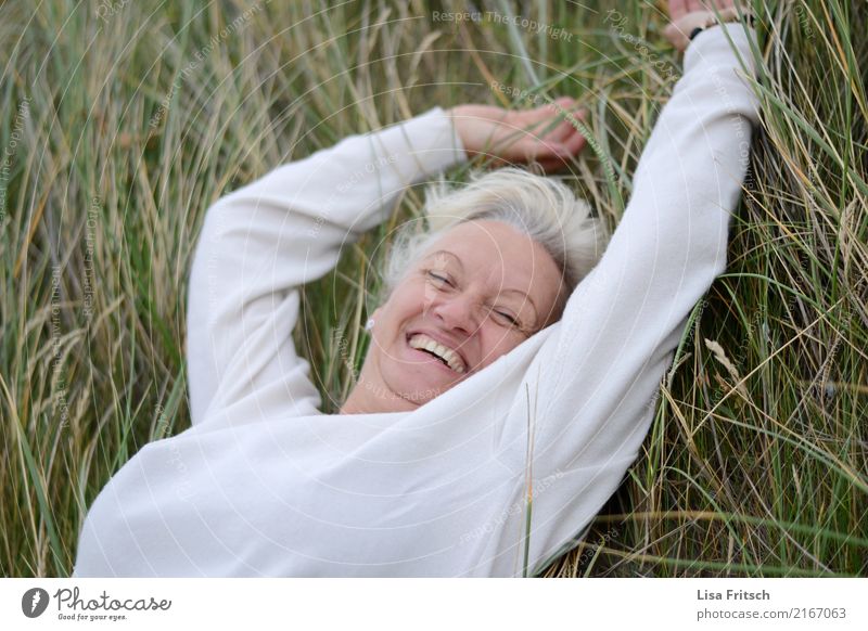 frei feminin Frau Erwachsene Leben 1 Mensch 45-60 Jahre Sträucher Schilfrohr Wiese atmen genießen Lächeln lachen liegen ästhetisch frech Fröhlichkeit Gesundheit