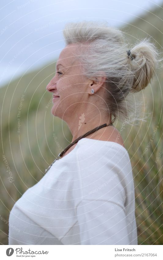 durchatmen feminin Frau Erwachsene Kopf Haare & Frisuren Gesicht 1 Mensch 45-60 Jahre Umwelt Natur Wind Sträucher weißhaarig kurzhaarig Zopf beobachten Denken
