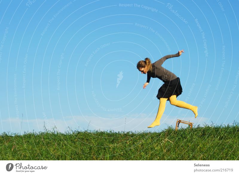 Sprung über die 200 Freizeit & Hobby Ausflug Sommer Mensch feminin Frau Erwachsene Natur Himmel Schönes Wetter Gras Wiese Rock Strumpfhose Stuhl Bewegung