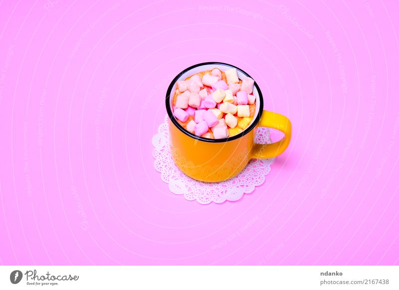 trinken und bunte Stücke Marshmallow Dessert Süßwaren Getränk Kakao Tasse frisch heiß lecker oben gelb rosa Becher Scheibe Top süß Lebensmittel aromatisch