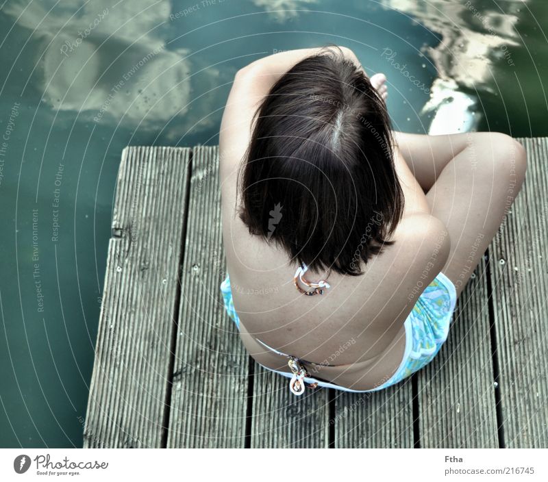 Summer moved on feminin Junge Frau Jugendliche Erwachsene Haut Kopf 1 Mensch 18-30 Jahre Bikini Badehose brünett Schwimmen & Baden sitzen Steg See Holzplanke