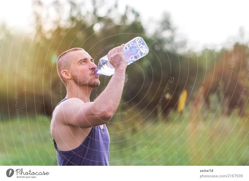 Sportler trinkt nach dem Training, Outdoor Gesundheit Gesunde Ernährung Gesundheitswesen sportlich Fitness Sommer Sonne Sport-Training muskulös Muskelshirt