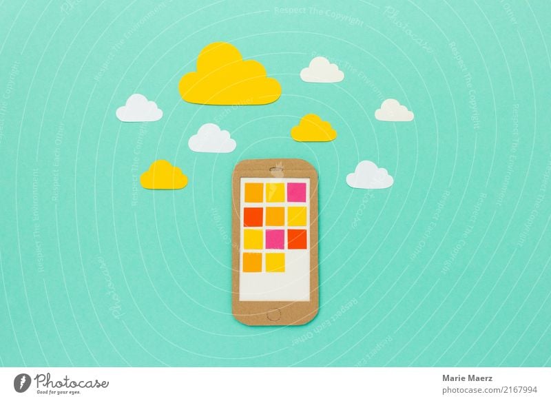 In der Cloud - Handy mit App Symbolen und Wolken PDA Fortschritt Zukunft Internet Arbeit & Erwerbstätigkeit entdecken Kommunizieren frei Unendlichkeit modern