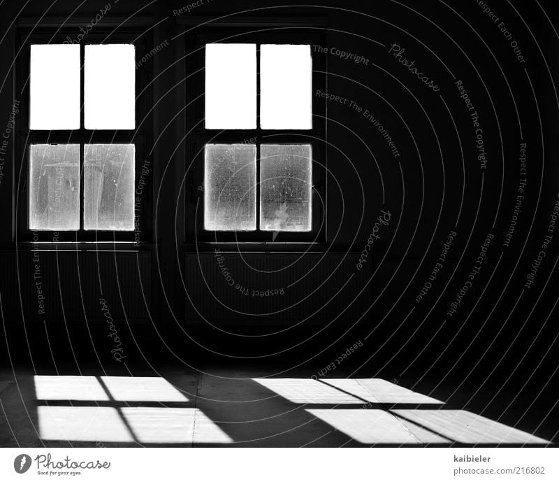 Ein Schatten seiner selbst Haus Gebäude Architektur Fenster Raum Heizkörper Bodenbelag alt dreckig dunkel schwarz weiß ruhig Einsamkeit Symmetrie Verfall