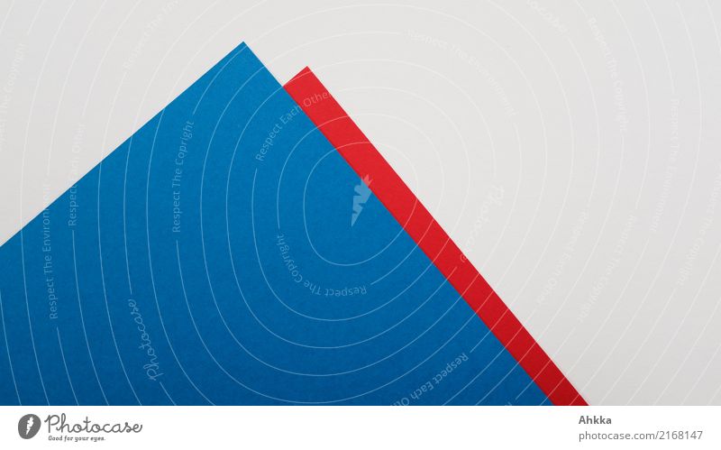 Blauer und roter Papierberg auf weißem Untergrund (2) lernen Wirtschaft Kapitalwirtschaft Börse Gipfel Schreibwaren Zettel Linie Pfeil blau Farbe Leistung