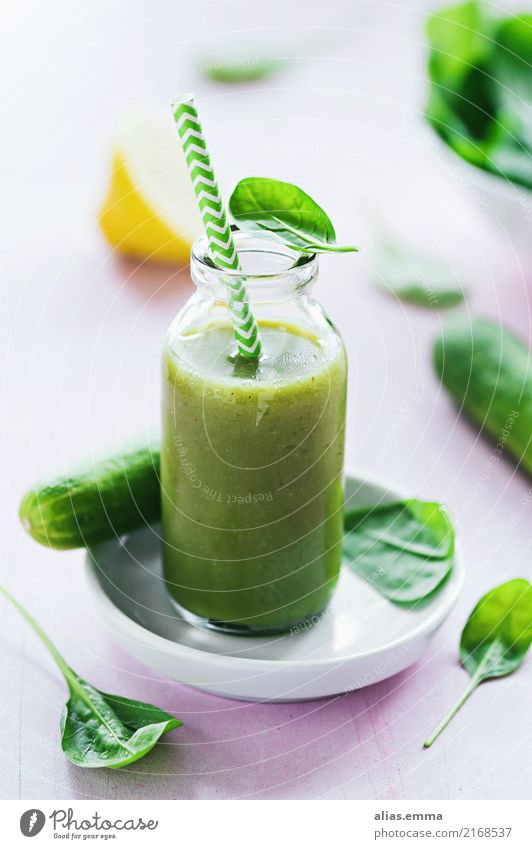 Grüner Smoothie Milchshake grün Ernährung Gesundheit Gesunde Ernährung lecker trinken Getränk Spinat Gemüse Frucht Gurke Geschmackssinn Vitamin frisch mixer