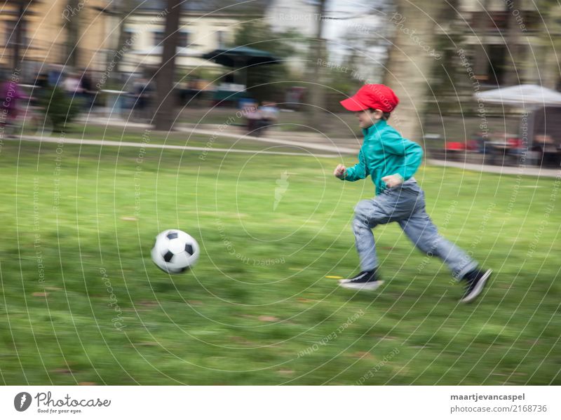 Kleiner Junge und Fußball sportlich Freizeit & Hobby Spielen Sport Mensch maskulin Kind Kindheit Leben 1 3-8 Jahre Park Wiese Baseballmütze Bewegung