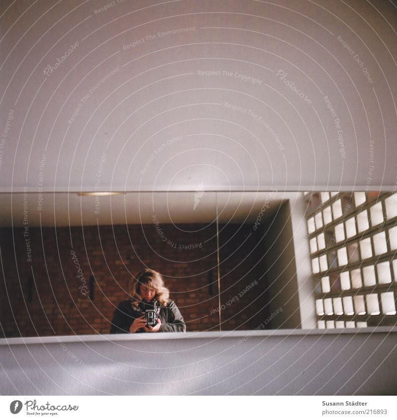Die Welta und Ich Haus Mauer Wand Fenster blond langhaarig beobachten Selbstportrait Fotografieren Mittelformat Spiegelbild Streifen analog Lichteinfall Lampe
