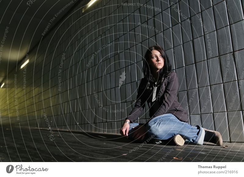 Ka.... Mensch feminin Junge Frau Jugendliche Erwachsene 1 18-30 Jahre Tunnel Architektur Verkehrswege Personenverkehr Wege & Pfade Blick sitzen schön kalt