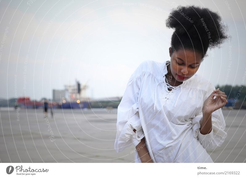 Arabella feminin Frau Erwachsene 1 Mensch Hamburg Hafenstadt Platz Wege & Pfade Hemd schwarzhaarig langhaarig Afro-Look Bewegung Blick Tanzen elegant schön