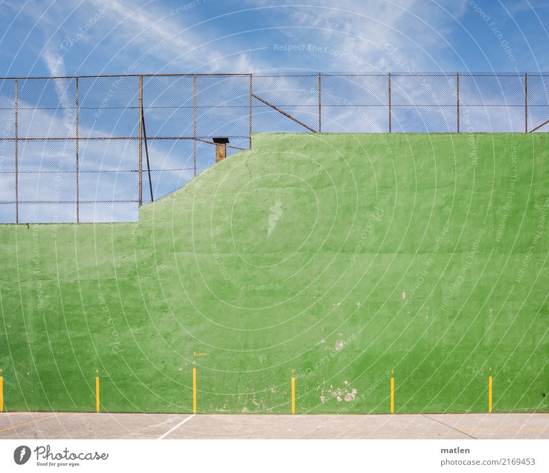 Pelota Sport Ballsport Sportstätten blau gelb grün Mauer Zaun Markierungslinie Himmel Wolken Farbfoto Außenaufnahme Muster Strukturen & Formen Menschenleer