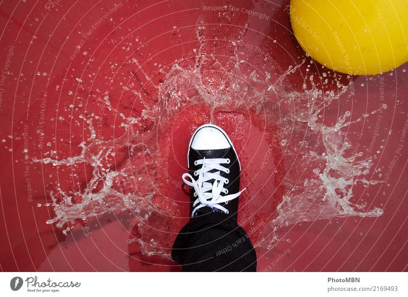 Splash Fuß 1 Mensch Ball Tropfen Wasser Wasserspri Flüssigkeit nass Originalität sportlich gelb rot schwarz weiß Freude Coolness Tatkraft Bewegung einzigartig