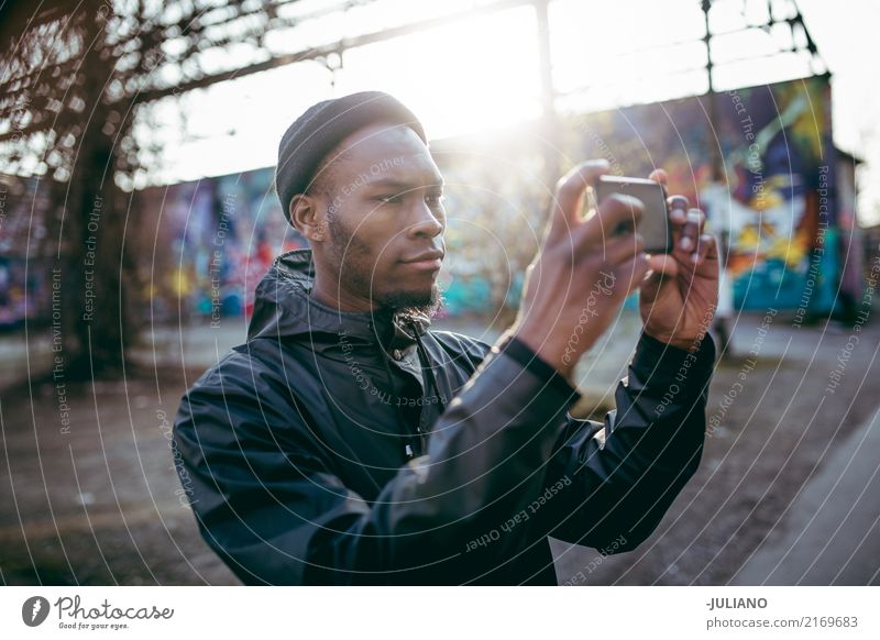 junger Mann nimmt Foto auf städtischem Erea Lifestyle Freizeit & Hobby Handarbeit Ferien & Urlaub & Reisen Technik & Technologie Telekommunikation Internet
