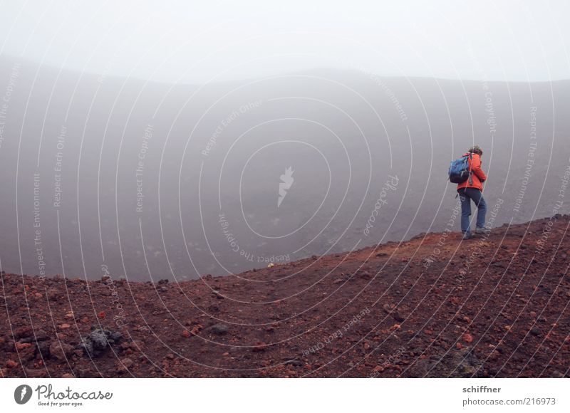 Kraterrand Wolken schlechtes Wetter Nebel Vulkan bedrohlich trist Angst gefährlich Vulkankrater vulkanisch Vulkaninsel Island wandern gehen dunkel Traurigkeit
