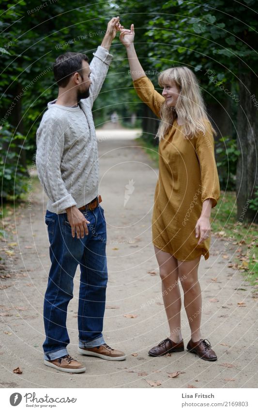 Dreh dich! Paar Partner 18-30 Jahre Jugendliche Erwachsene Umwelt Natur Schönes Wetter Baum Park Kleid langhaarig festhalten genießen Lächeln Liebe Tanzen