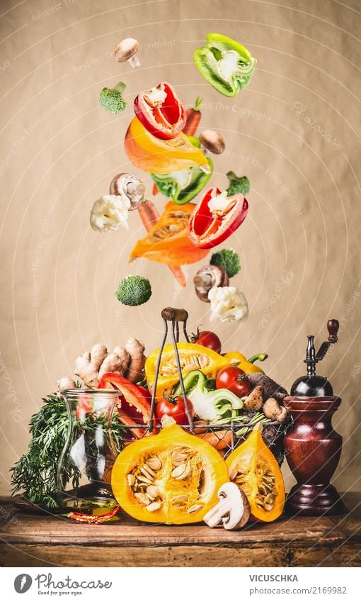 Korb mit Herbst Gemüse auf dem Küchentisch Lebensmittel Kräuter & Gewürze Öl Ernährung Bioprodukte Vegetarische Ernährung Diät Geschirr Lifestyle kaufen Stil