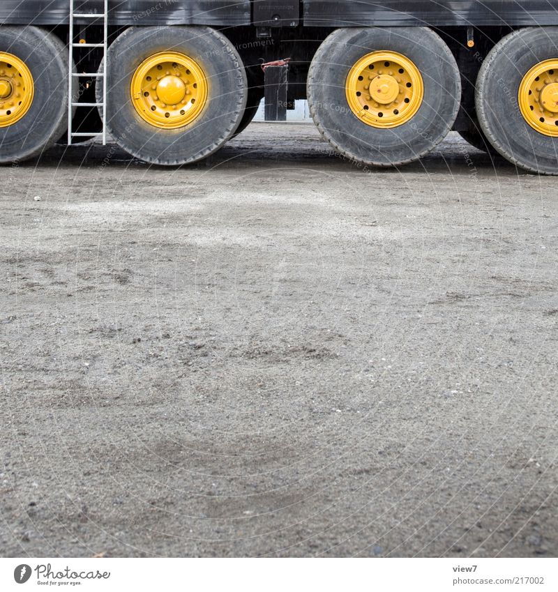 schweres Gerät Baustelle Maschine Verkehr Fahrzeug Lastwagen authentisch groß hoch viele gelb Ordnung Perspektive Achse Kran Schwerlastkran Rad Reifen Leiter