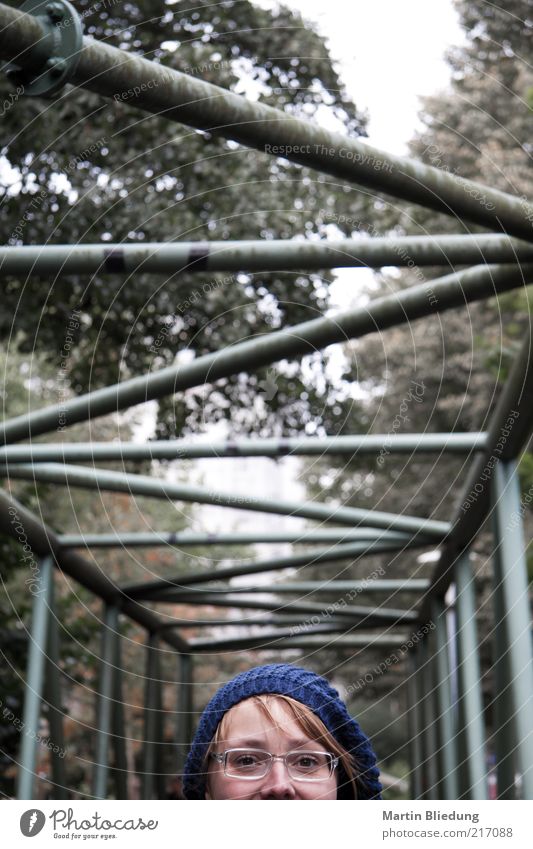 [HH10.1] Winkelblick Mensch Junge Frau Jugendliche 18-30 Jahre Erwachsene Brücke Bauwerk Mütze Blick einzigartig klein unten blau Brille Metall Stahl Kopf