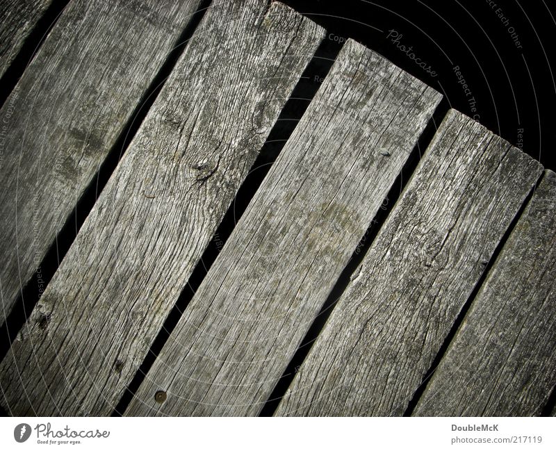 Steg Holzbrett alt eckig natürlich trocken grau schwarz ruhig verwittert trist einfach Tag Farbfoto Gedeckte Farben Außenaufnahme Nahaufnahme