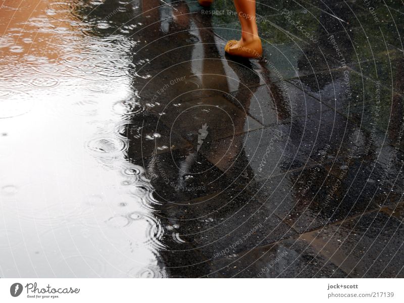 Regenzeit exotisch Fuß schlechtes Wetter Bangkok Platz Schuhe Bewegung gehen nass achtsam Inspiration Wege & Pfade Bodenplatten Pfütze Wassertropfen