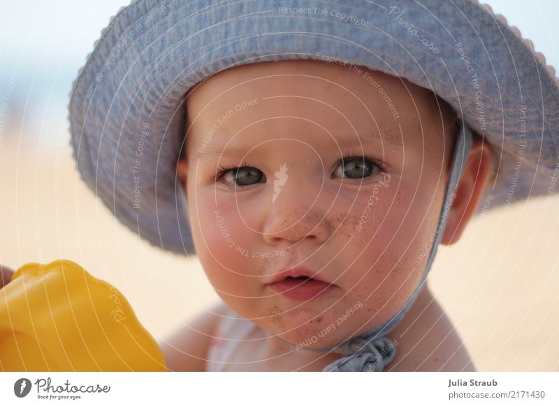 Baby mit Sonnenhut und Sand im Gesicht feminin Kind Kleinkind Kindheit Kopf 1 Mensch 1-3 Jahre Schönes Wetter Meer Hut Blick dreckig klein natürlich Neugier