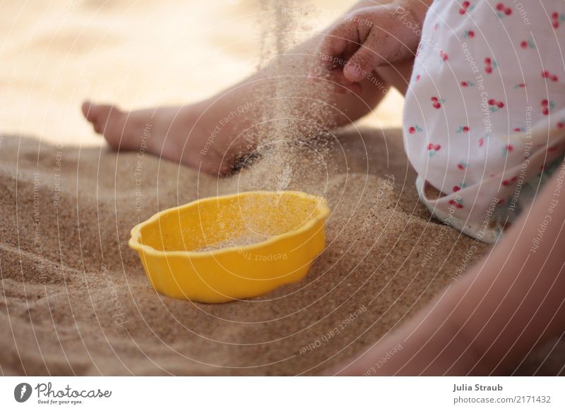 Der Sand läuft 2 Baby Kleinkind Kindheit Hand Fuß 1 Mensch 1-3 Jahre sitzen Ferien & Urlaub & Reisen Sandspielzeug Spielen Farbfoto Tag