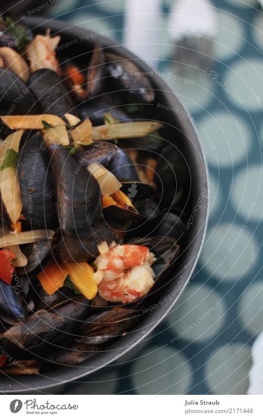 Muscheln Meeresfrüchte Ernährung Abendessen Bioprodukte Slowfood Fingerfood Topf schön Miesmuschel Granele Gemüse Besteck Tischwäsche Punkt türkis petrol