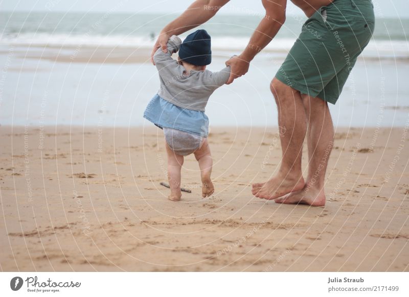 Vater läuft mit kind am strand die ersten Schritte Kleinkind Mädchen Mann Erwachsene 2 Mensch 1-3 Jahre 30-45 Jahre Sand Wasser Sommer Wellen Strand Meer