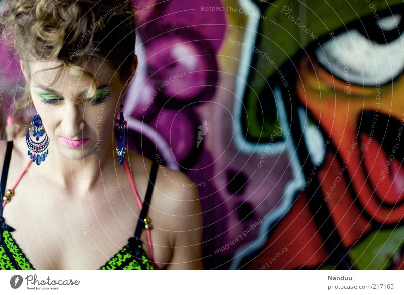 Tarnfarbe Mensch feminin Frau Erwachsene 1 30-45 Jahre Gefühle nachdenklich Frustration Graffiti mehrfarbig neonfarbig Farbfoto Außenaufnahme Blick nach unten