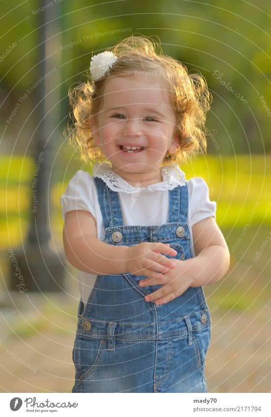Kleines Mädchen, das gegen die Sonne lächelt Freude Glück Gesicht Leben Kind Kleinkind Frau Erwachsene Kindheit Park Lächeln Fröhlichkeit klein natürlich