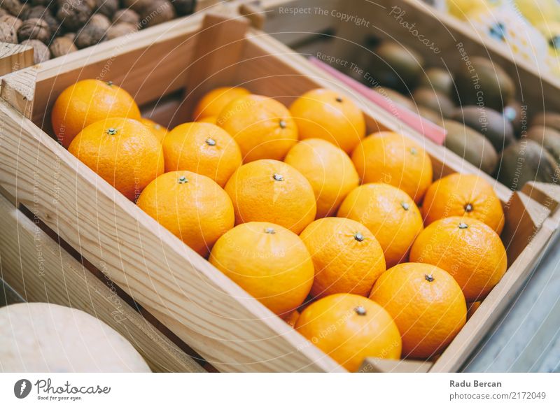 Orangen für Verkauf im Obstmarkt Lebensmittel Frucht Ernährung Essen Bioprodukte Vegetarische Ernährung Diät Marktplatz Kasten Container Fressen füttern frisch