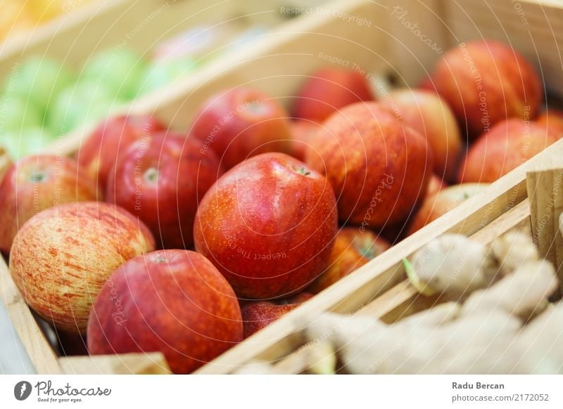 Rote Äpfel für Verkauf im Obstmarkt Lebensmittel Gemüse Frucht Apfel Ernährung Essen Bioprodukte Vegetarische Ernährung Diät kaufen Natur Marktplatz Fressen
