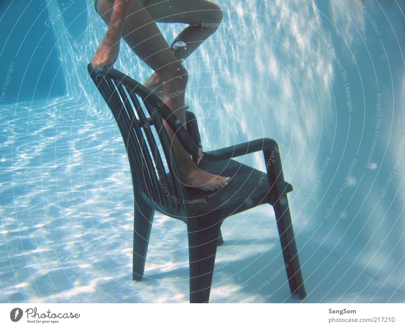 der Stuhl im Pool Sommer Kind Mädchen Haut Beine 1 Mensch Wasser Kunststoff Bewegung nass blau Freude Idee Lichtspiel Luftholen Schwimmen & Baden Klettern