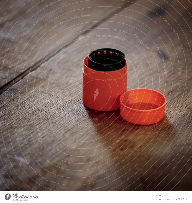 aufgerollt Dose Plastikdose Behälter u. Gefäße aufbewahren Filmindustrie negativ Holz braun schwarz orange analog Farbfoto Innenaufnahme Menschenleer