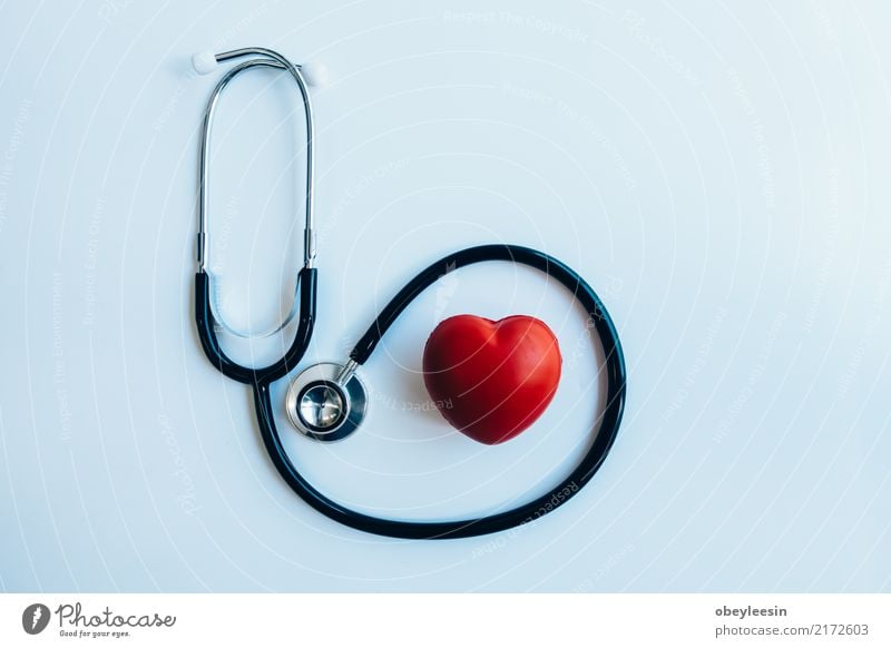 close up rotes Herz und Stethoskop auf weißem Hintergrund, Medikament Arzt Krankenhaus Mann Erwachsene Arterie attackieren schlagen kardial Kardiogramm