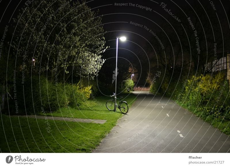 Fahrrad & Laterne Licht Nacht Langzeitbelichtung Gras grün dunkel schwarz Lampe Verkehr 10sec Canon EOS hell Weg. Lichtung Straße