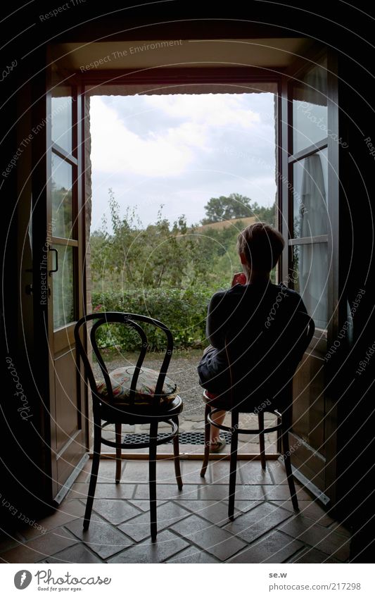 Lebensart (Toskana [2]) Sommer Stuhl Raum Frau Erwachsene 1 Mensch Weinberg Terrasse Fenster Tür Ferien & Urlaub & Reisen sitzen warten Häusliches Leben Ferne