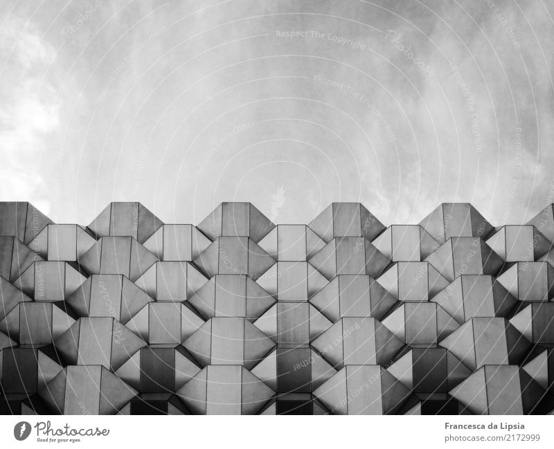 DDR-Fassade Skulptur Architektur Dresden Mauer Wand Dach Metall Stahl Kunststoff grau schwarz weiß ästhetisch Design elegant Zufriedenheit Horizont Inspiration