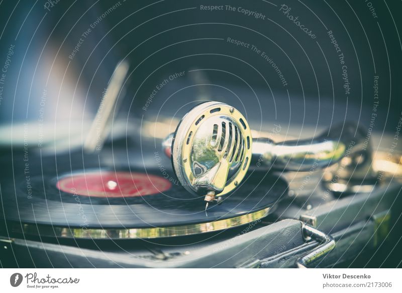 Vintage-Grammophon mit einer Platte Teller Stil Design Spielen Tisch Entertainment Musik Diskjockey Tanzen Reitsport Technik & Technologie Mann Erwachsene Kunst