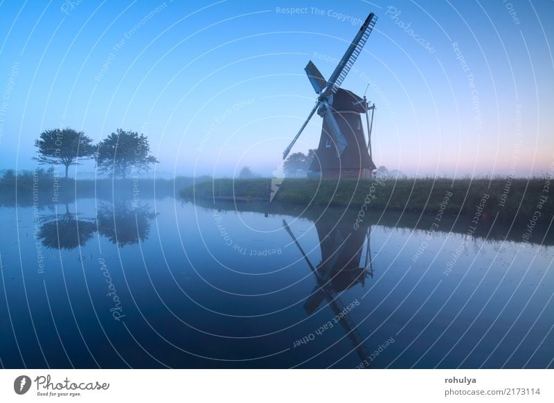 Niederländische Windmühle durch See in der Dämmerung, Holland Natur Landschaft Himmel Sonnenaufgang Sonnenuntergang Sommer Baum Teich Dorf Gebäude Architektur