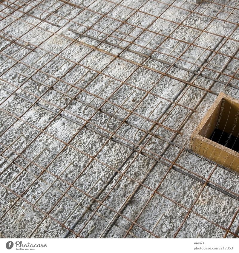 Armierung Baustelle Haus Beton Metall Linie bauen liegen machen authentisch modern braun grau planen Qualität bewehrung Fundament Eisen Matten grundplatte