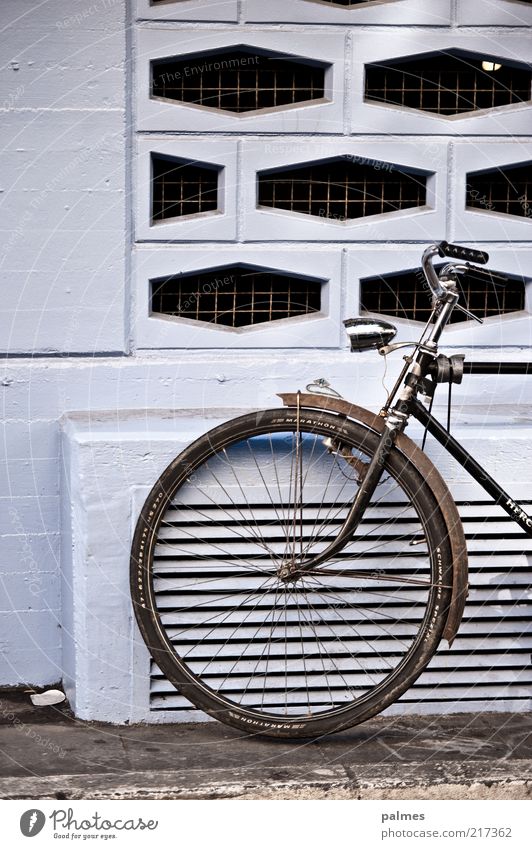 Formsache Stil Verkehrsmittel Fahrrad Beton Metall Stahl einfach Farbfoto Außenaufnahme Muster Bildausschnitt Anschnitt Detailaufnahme Rad Fahrradlicht