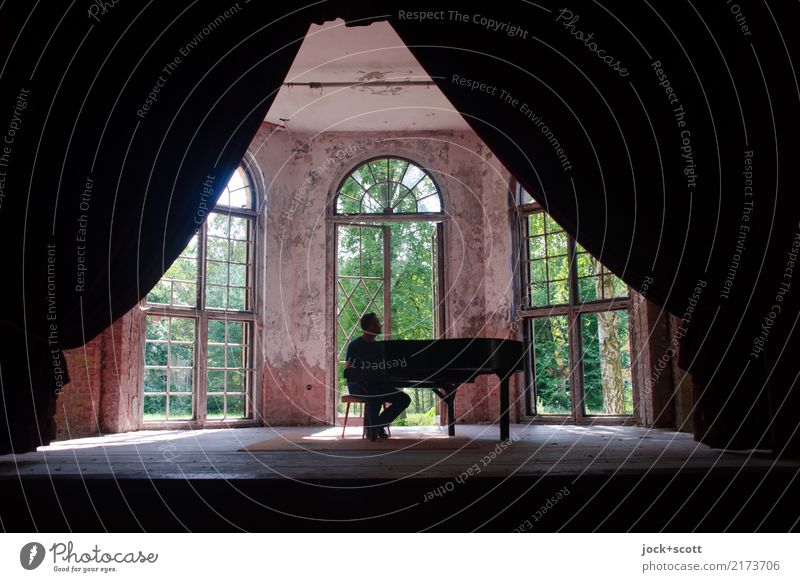 Alleine mit Klavier im verlorenen Raum Mann Erwachsene Bühne Klavierkonzert Musik Sommer Brandenburg Ruine Fenster Vorhang Erholung sitzen historisch retro