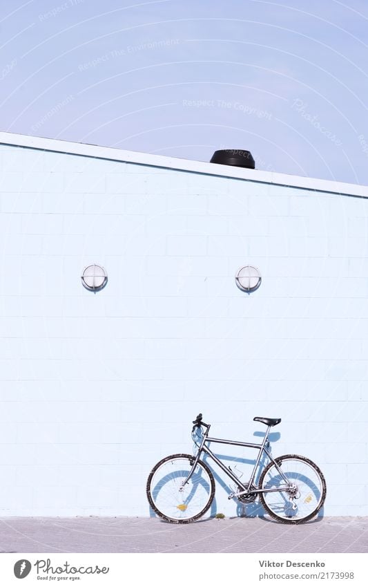 Fahrrad an der Wand an einem sonnigen Tag Stil Design schön Ferien & Urlaub & Reisen Sommer Haus Sport Mensch Kunst Natur Baum Blatt Ostsee Verkehr Straße Mode