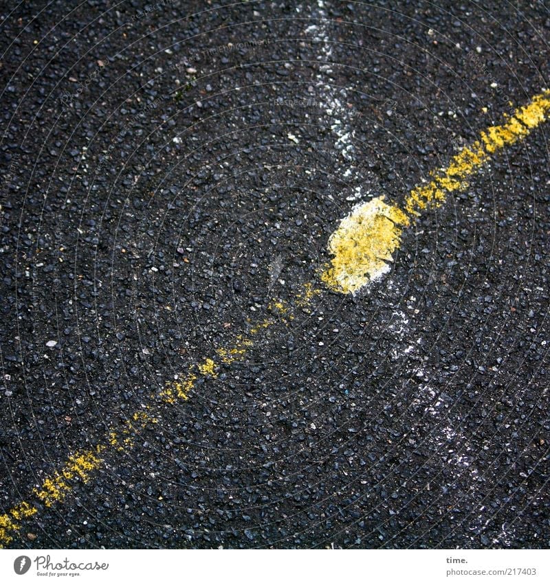 [HH10.1] - Schulhofmathe (II) Asphalt Bodenbelag Linie Punkt Kreuz gekrümmt Grenze Begrenzung Spielfeld Außenaufnahme Schilder & Markierungen gelb weiß diagonal