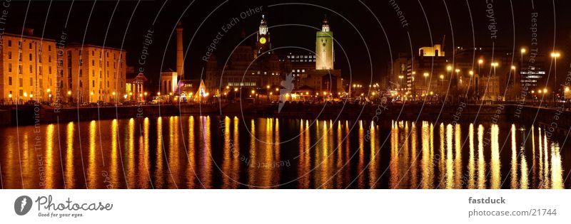 Liverpool Docks die 2te England Großbritannien Reflexion & Spiegelung rot gelb Nacht Architektur Wasser